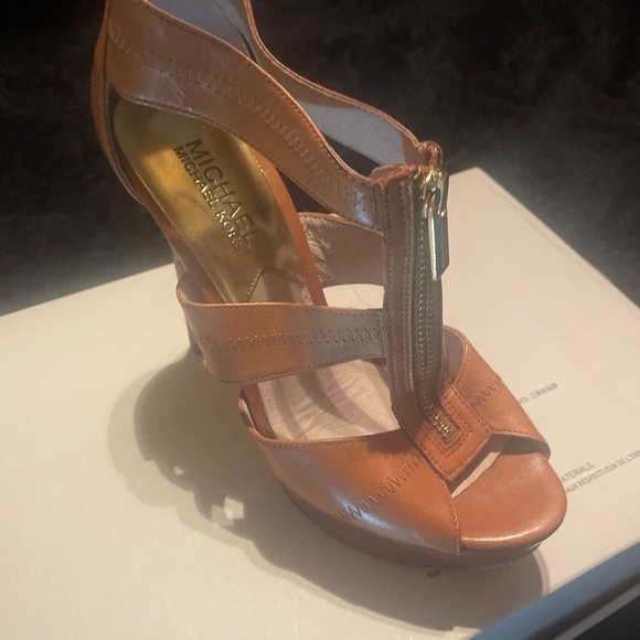 Brand new Michael Kor heels - Picture 1 of 5